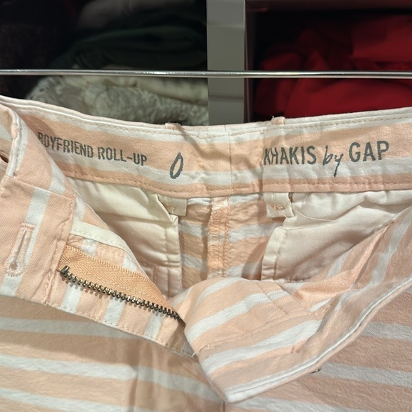 Gap pale peach with white stripes Bermuda shorts size 0 - Picture 2 of 3